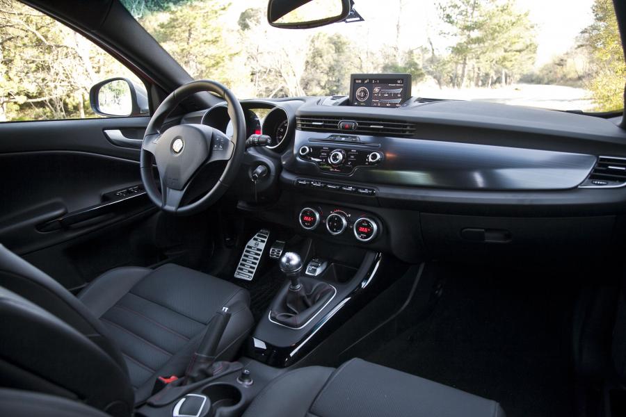 Торпедо Alfa Romeo Giulietta Quadrifoglio Verde (940) 2010 года  (фото 19 из 48)